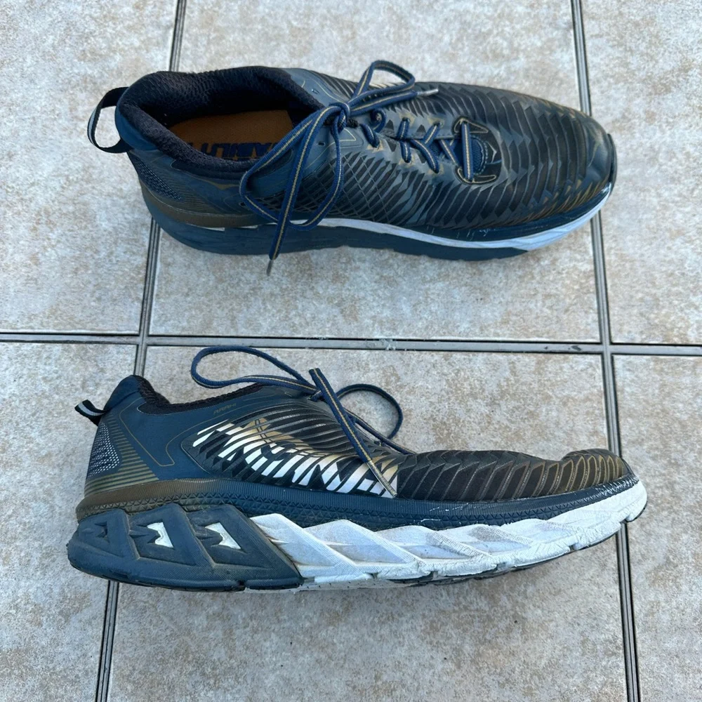 HOKA ONE ONE - M ARAHI MIDNIGHT NAVY/METALLIC GOLD